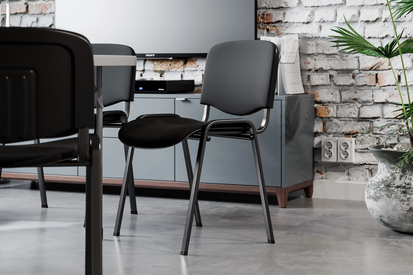 Sofie stolar från Elj med klädd svart sits och rygg som har svart stativ.