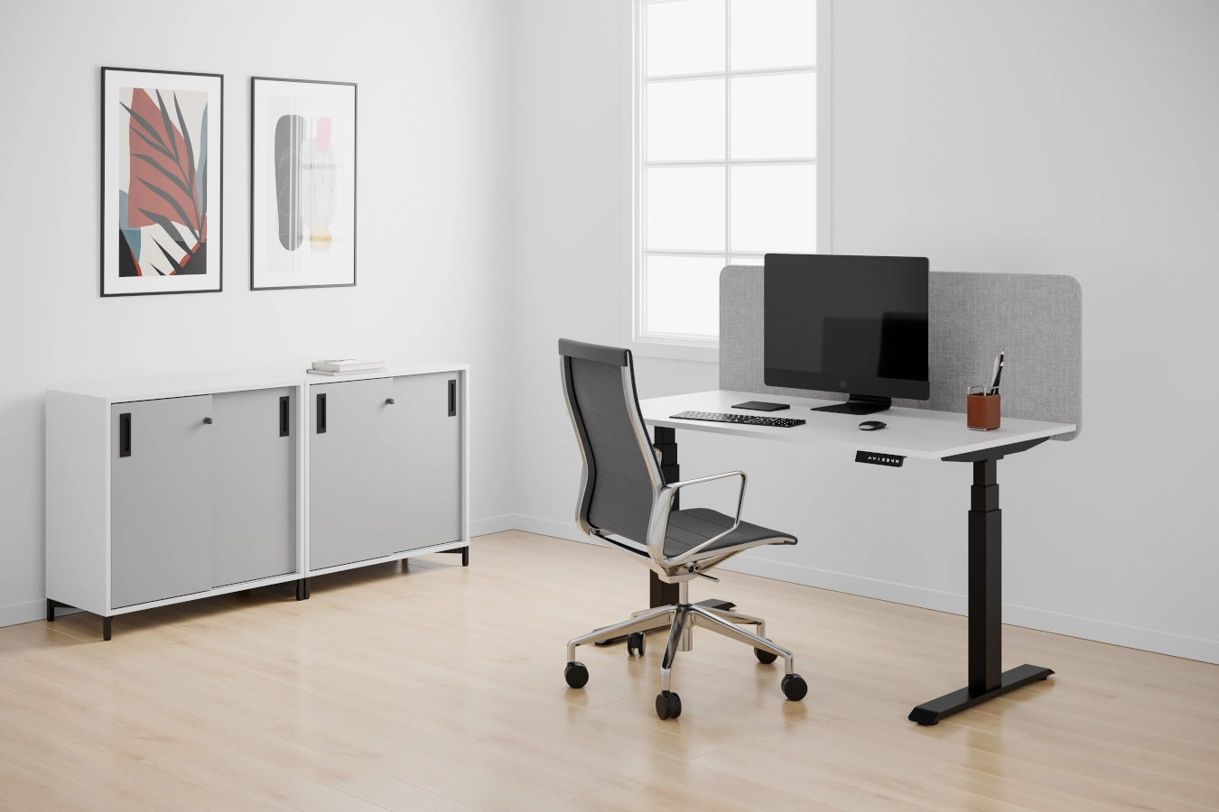 Styrelse konferensstol och kontorsstol med hög rygg ihop med Up & Down skrivbord.