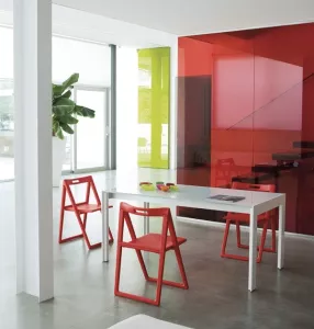 Enjoy fällstolar från Pedrali i rött och i en miljö.