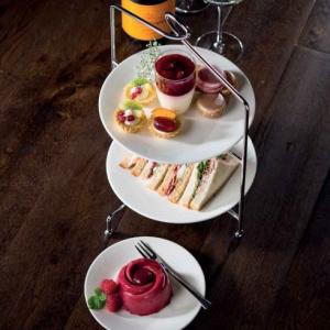 Tallriksställningar och Afternoon tea ställ finns i olika utföranden.