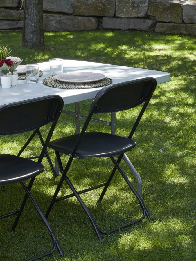 Chopin fällbord 183x75,5 cm från Resol i en miljö med stolar.