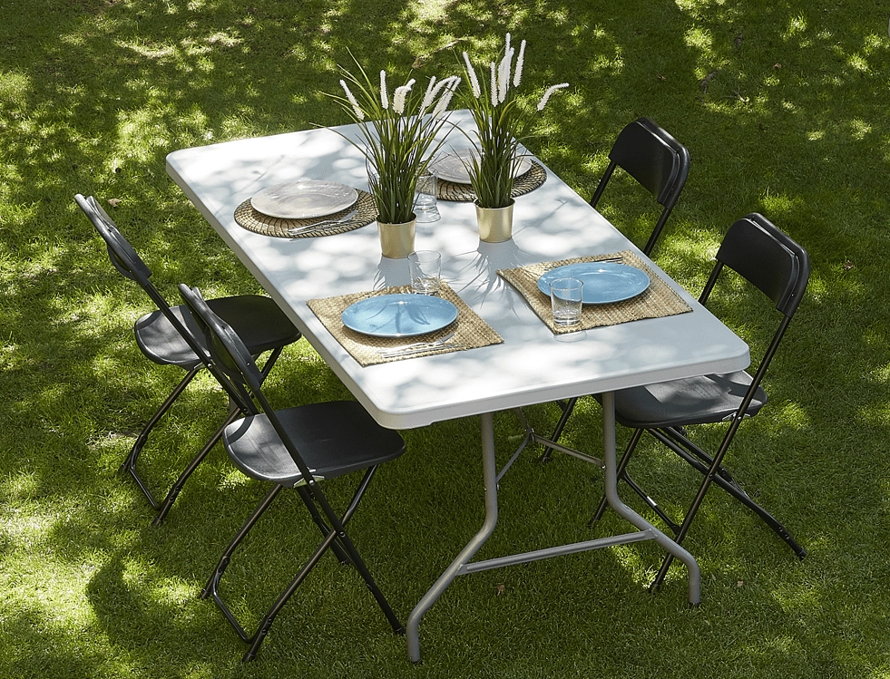 Chopin fällbord 183x75,5 cm från Resol i en miljö med stolar.