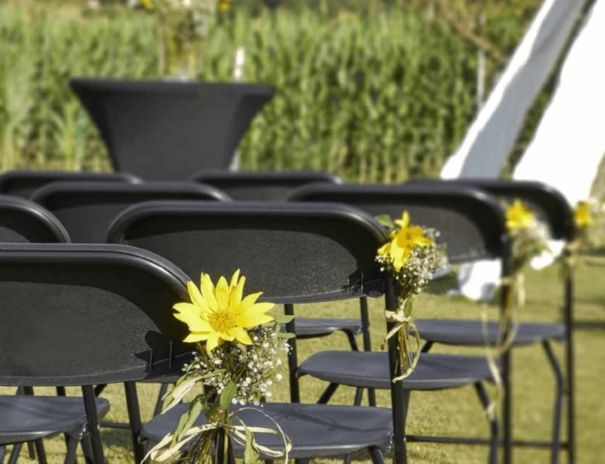 Sam fällstolar i svart från Resol i en miljö.