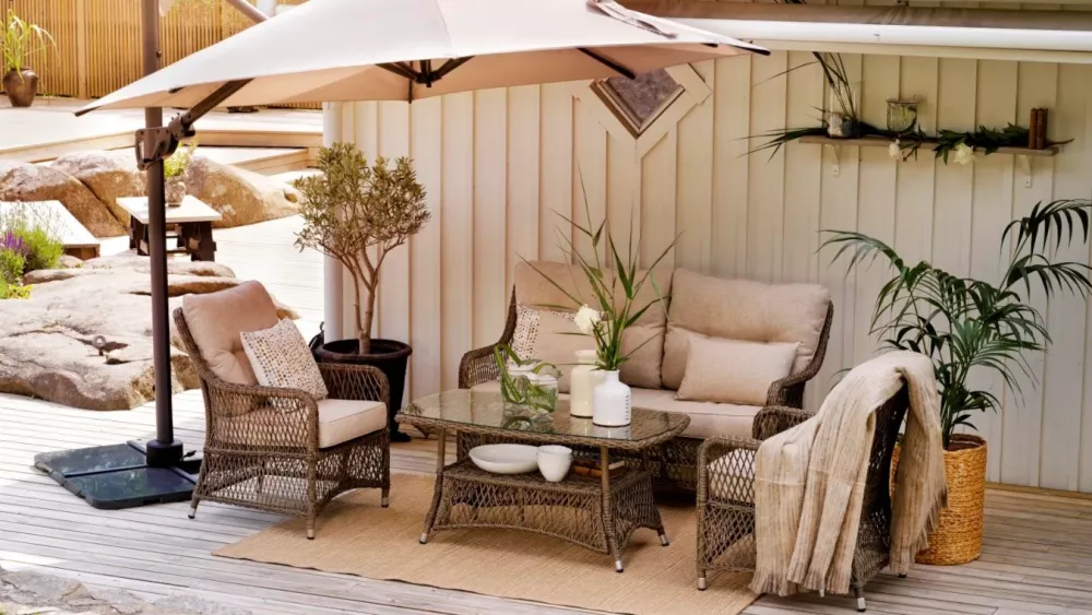 Fläder soffgrupp rustik/sand från Brafab i en miljö.