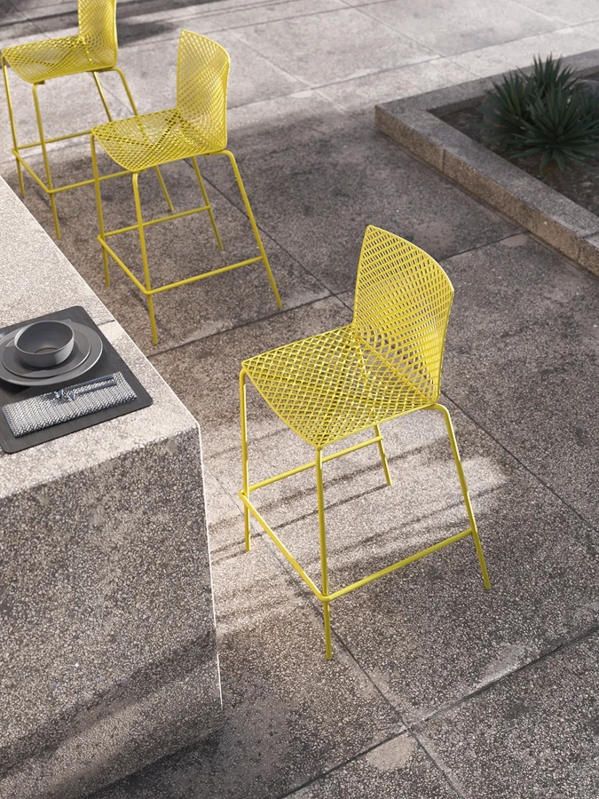 Fuller barstolar från Gaber i en miljö.