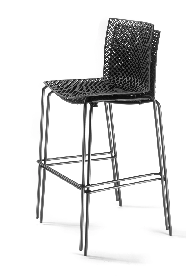 Fuller barstolar från Gaber som är staplade.