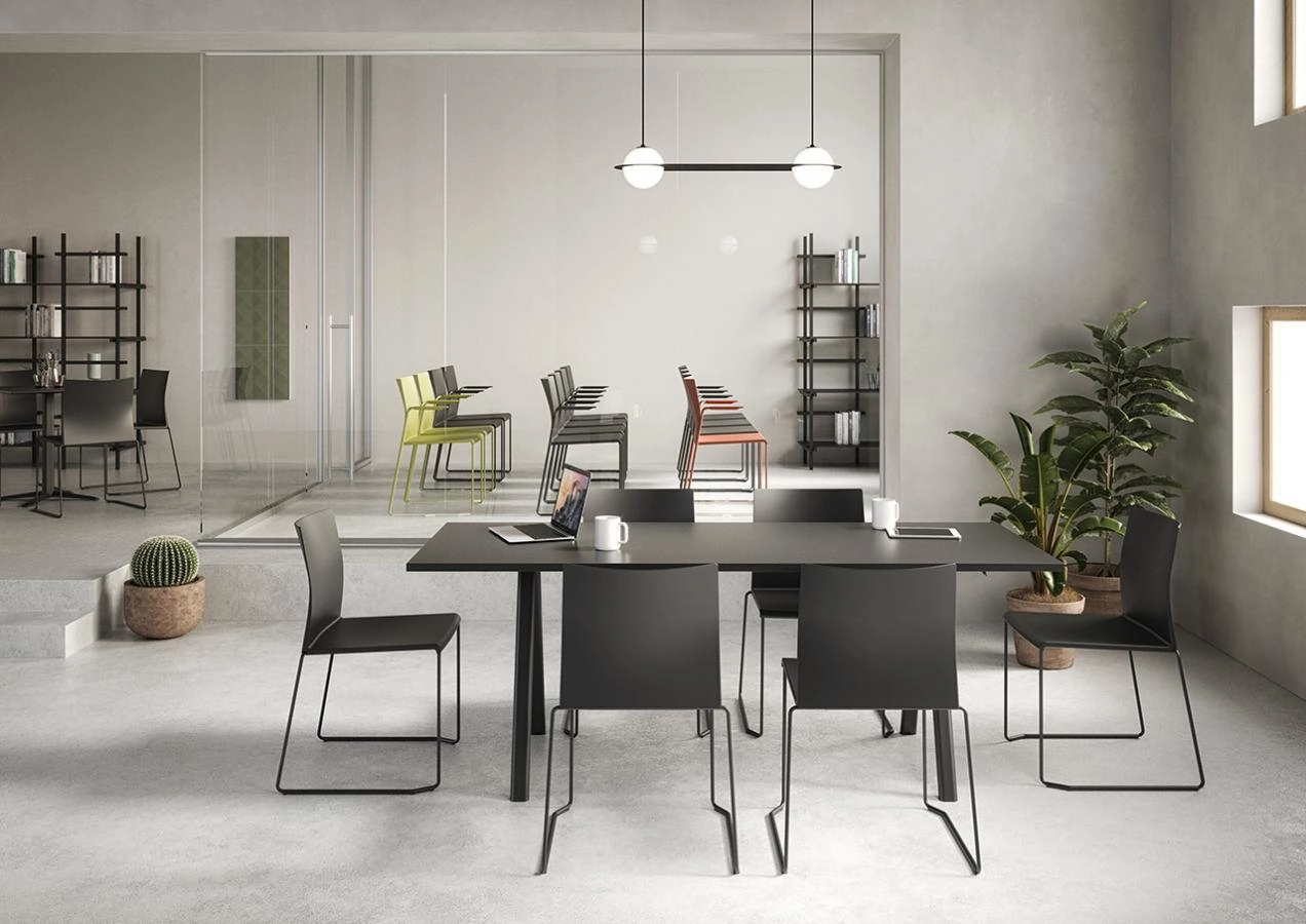 Artesia stolar och karmstolar från Gaber i en miljö.