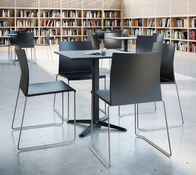 Artesia stolar från Gaber i en miljö.