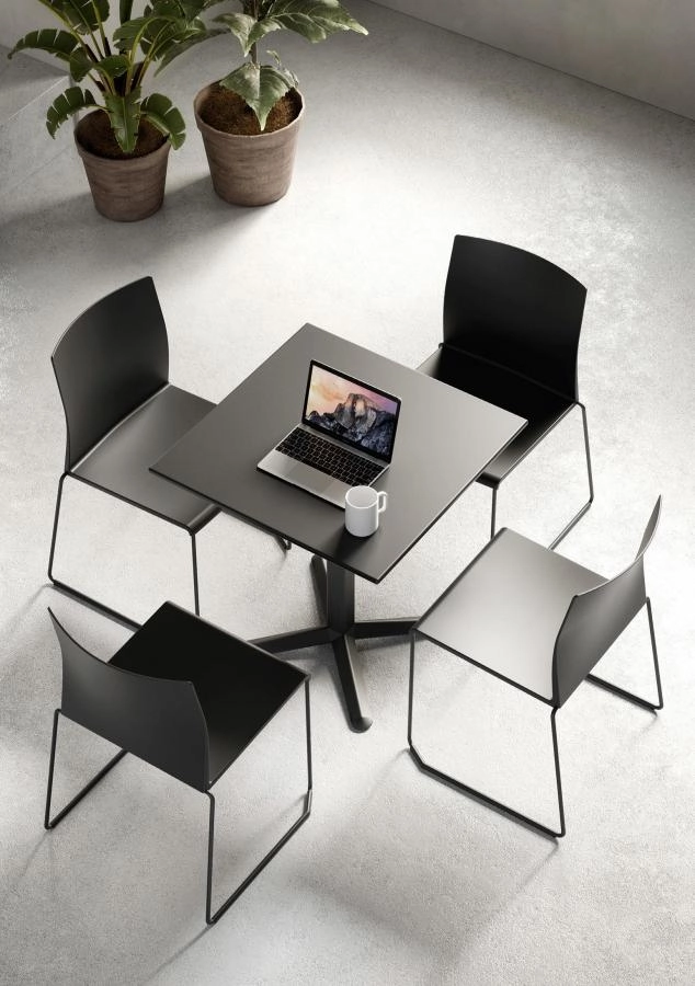 Artesia stolar från Gaber i en miljö.