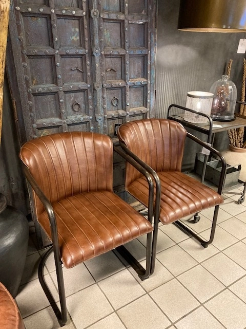 Harlem karmstolar med quiltad läder från Trademark Living i en miljö.