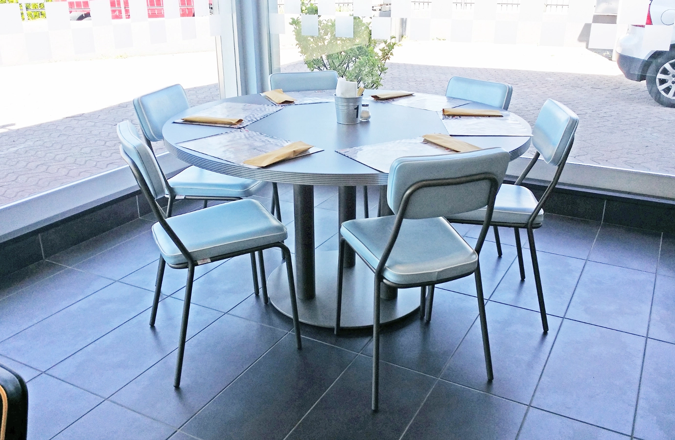 Heavy 3 bordsstativ från Corbetta Salvatore med bordsskiva som finns i olika färger och höjder.