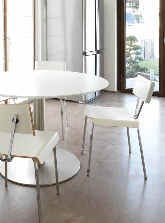 Heavy 1 bordsstativ från Corbetta Salvatore med bordsskiva som finns i olika färger och höjder.