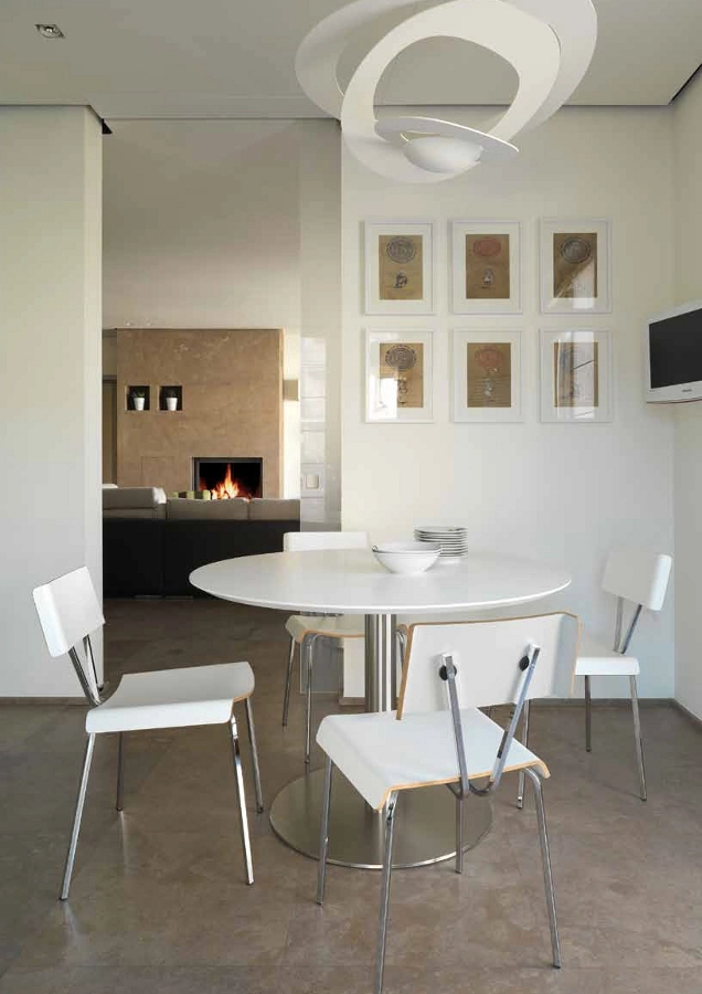 Heavy 1 bordsstativ från Corbetta Salvatore med bordsskiva som finns i olika färger och höjder.