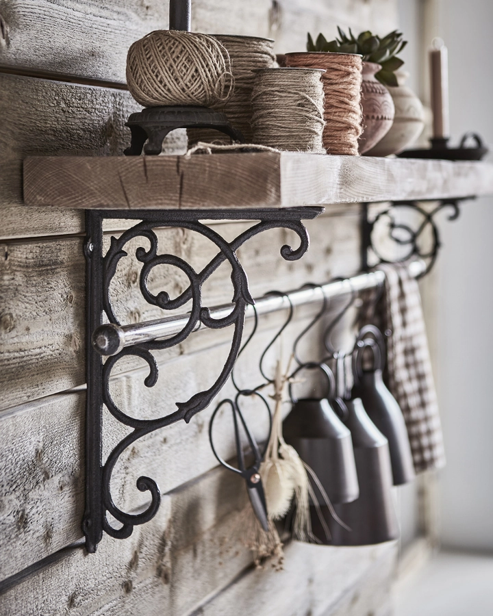 Konsol Frej av gjutjärn från Affari of Sweden i en miljö.