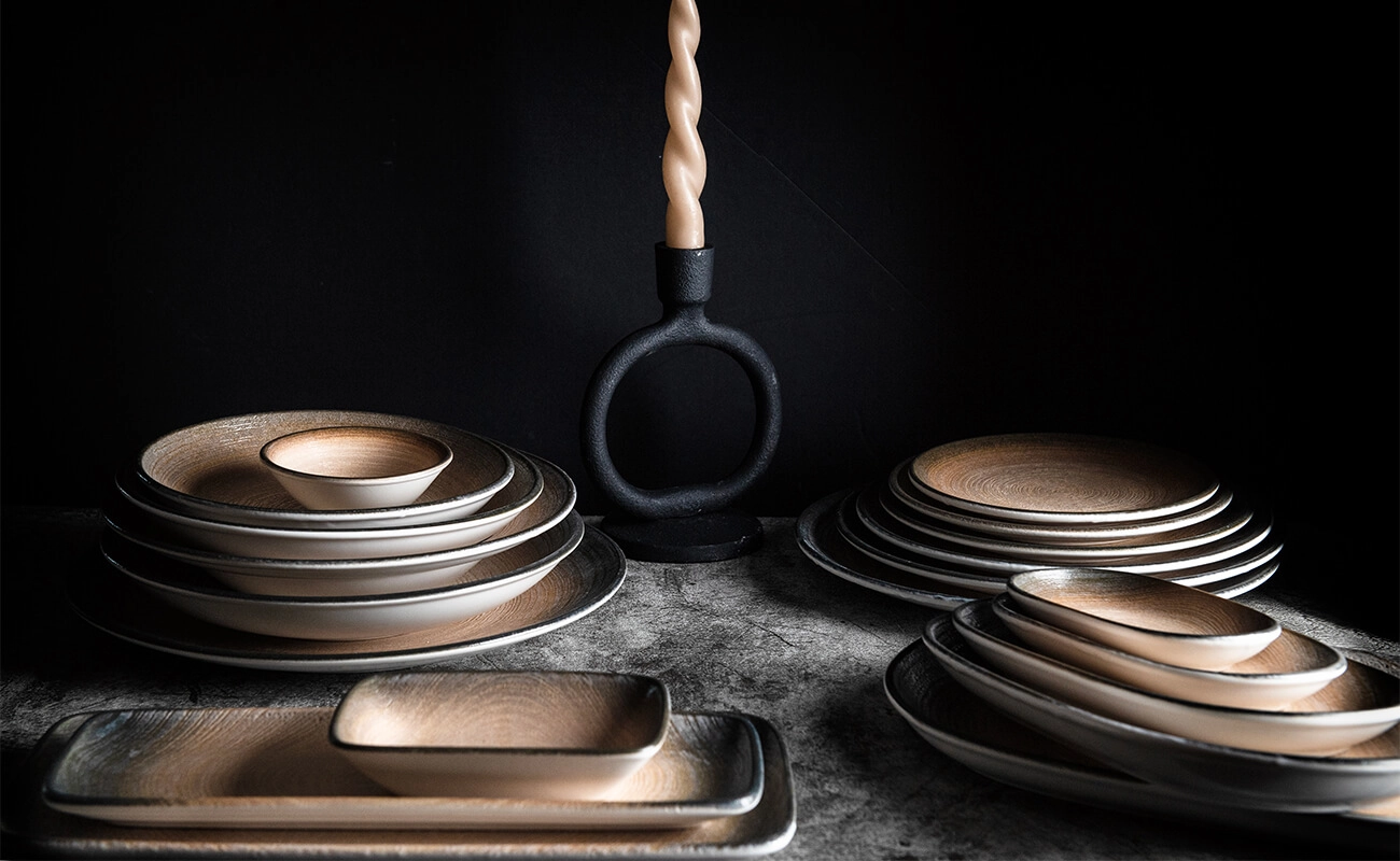 Canyon porslin från ID Fine som innehåller flera olika delar.