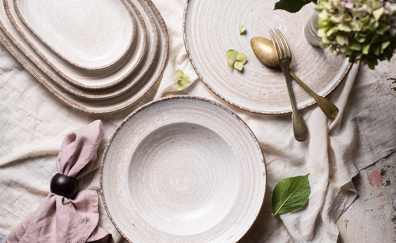 Mocha porslin från ID Fine som innehåller flera olika delar.