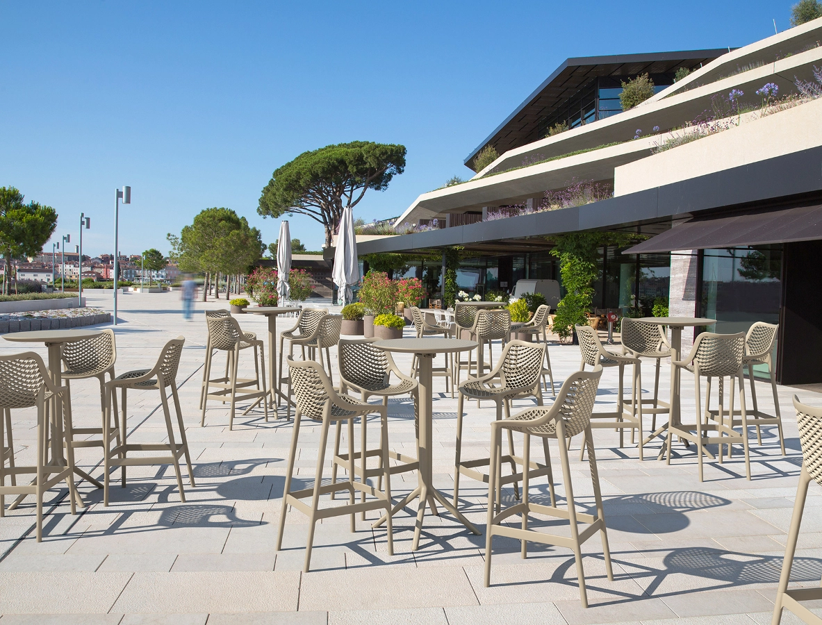 Sky ståbord 60 diameter cm från Siesta med fällbar bordsskiva i taupe.