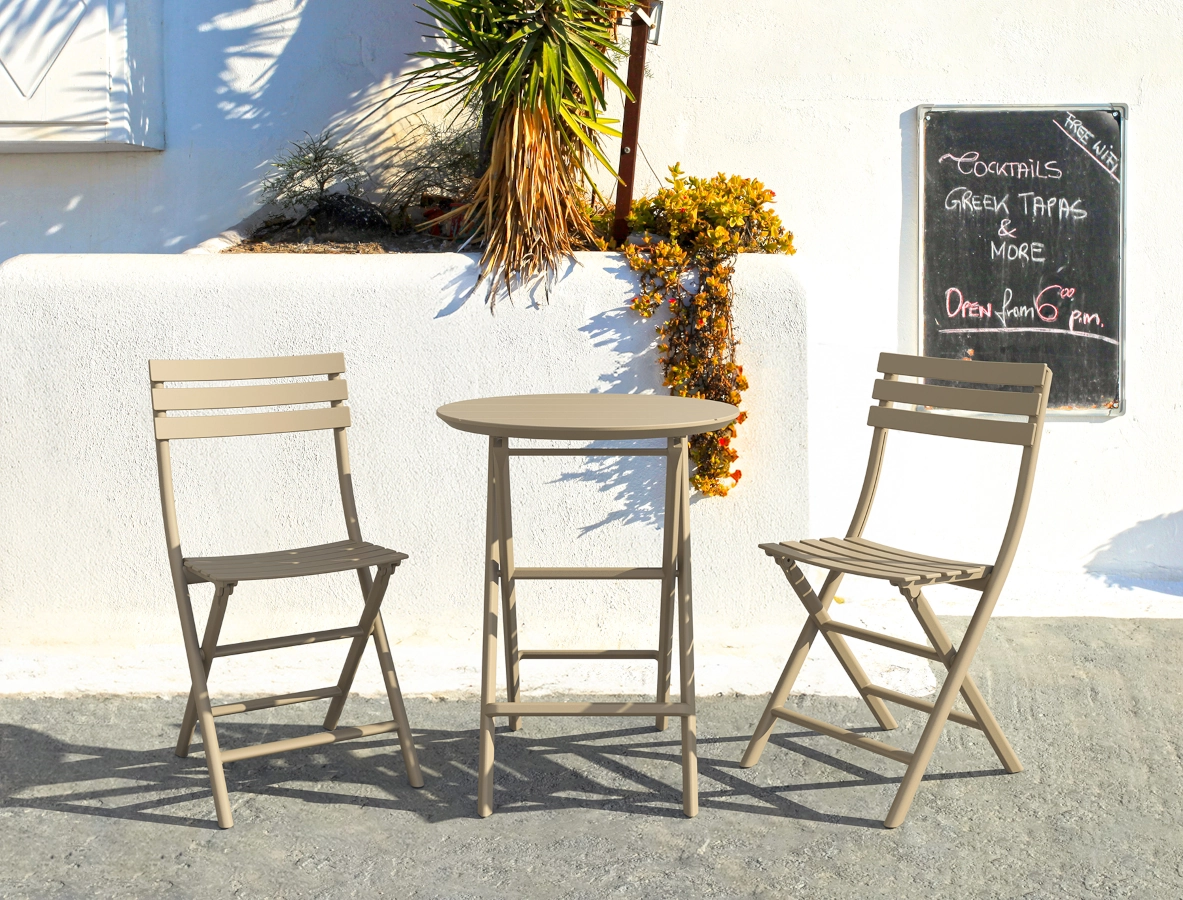 Helen fällstolar i taupe från Siesta och i en miljö.