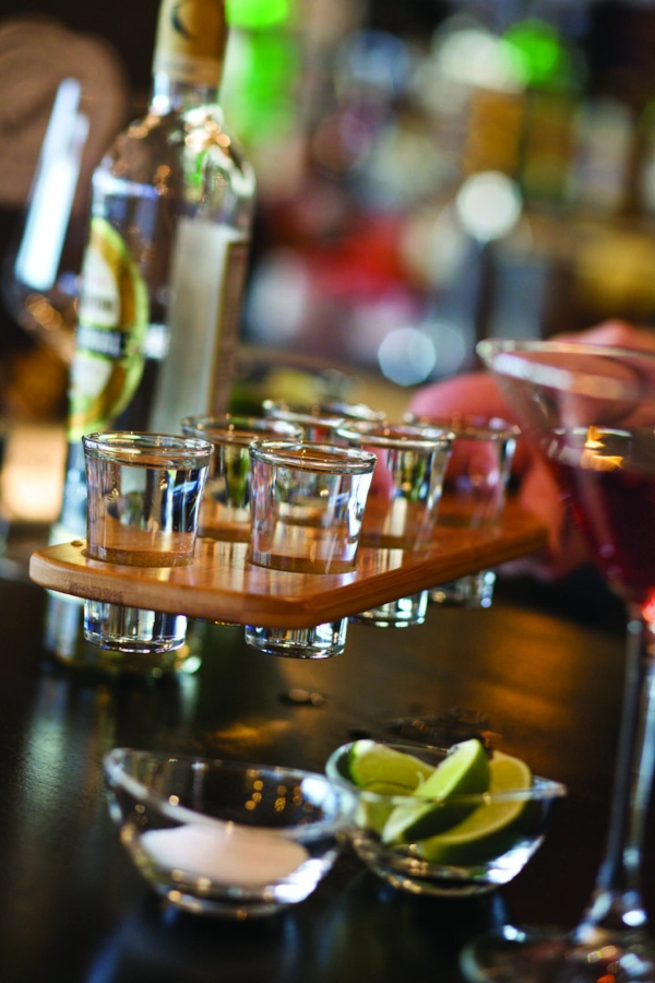 Shotbricka med handtag som har hål för 6 st shotglas från Utopia Tableware.