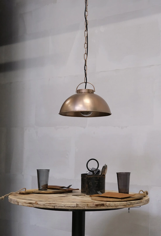 Bordsskiva av kabeltrumma 80 diameter cm från Trademark Living ihop med bordsstativ i en miljö.