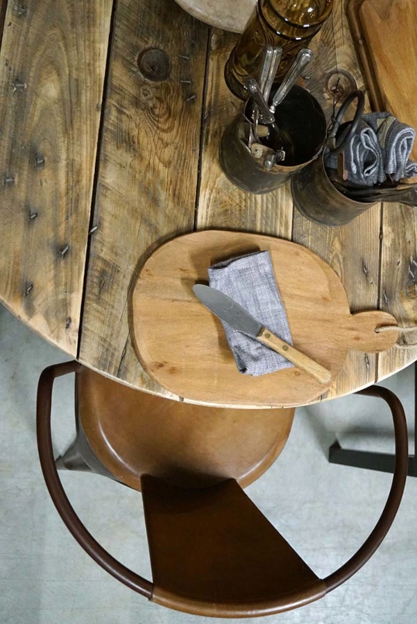 Bordsskiva av kabeltrumma 80 diameter cm från Trademark Living ihop med bordsstativ i en miljö.