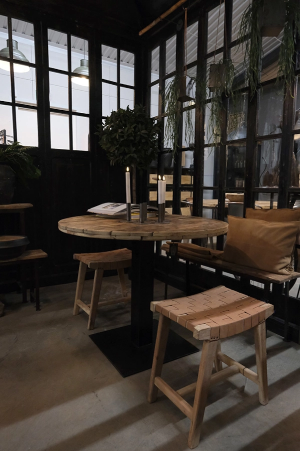 Bordsskiva av kabeltrumma 80 diameter cm från Trademark Living ihop med bordsstativ i en miljö.