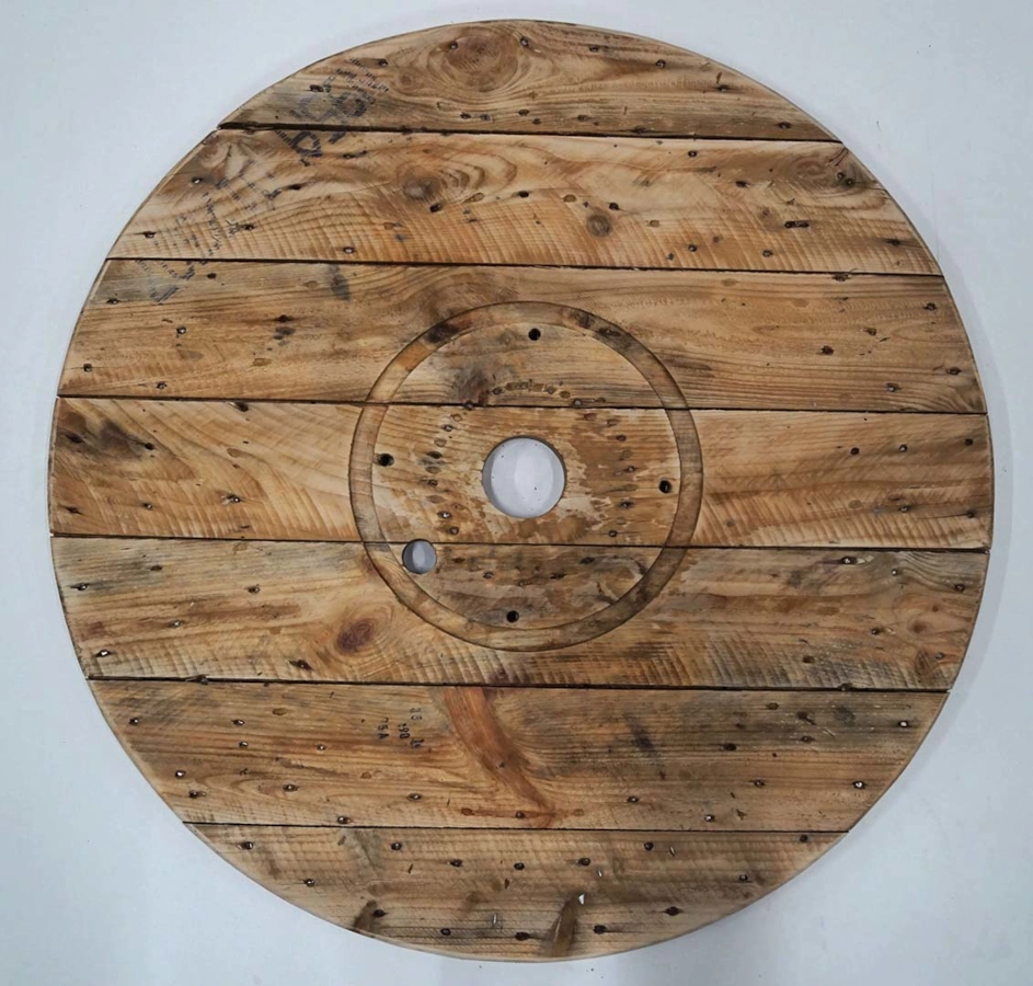 Bordsskiva av kabeltrumma 95 diameter cm från Trademark Living ihop med bordsstativ i en miljö.