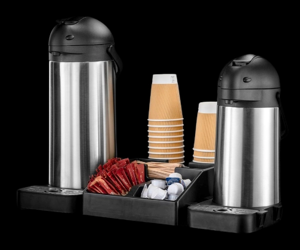 Serveringsstation med 5 fack ihop med droppbrickor och pumptermosar.