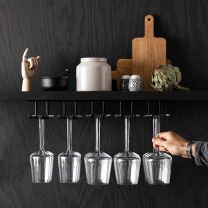 Glashängare och vinglashängare för vägg eller tak finns i olika utföranden, storlekar och färger.