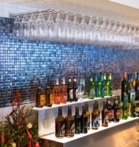 Glashängare, vinglashängare, glashållare och vinglashållare för vägg och tak i olika färger och storlekar.