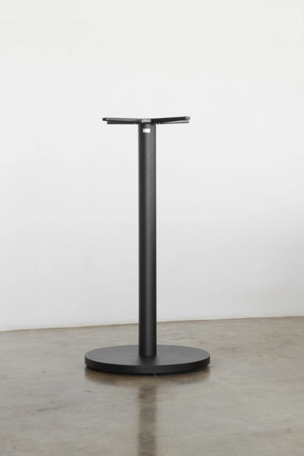 Lunar 21 ståbordsstativ med rund fot 53 diameter cm och höjd 108 cm från Norock som är självstabiliserande och självjusterande.