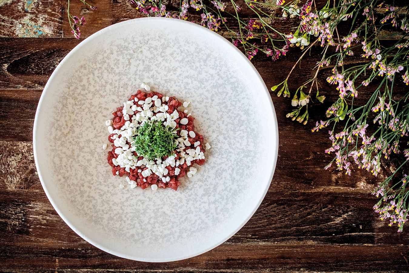 Lunar Hygge flat tallrik från Bonna som finns i olika storlekar.