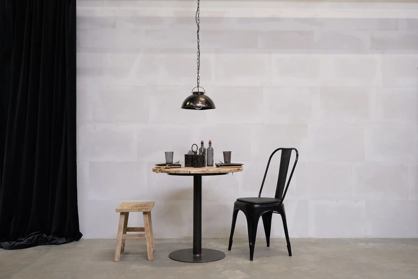 Bordsskiva av kabeltrumma 80 diameter cm från Trademark Living ihop med bordsstativ i en miljö.