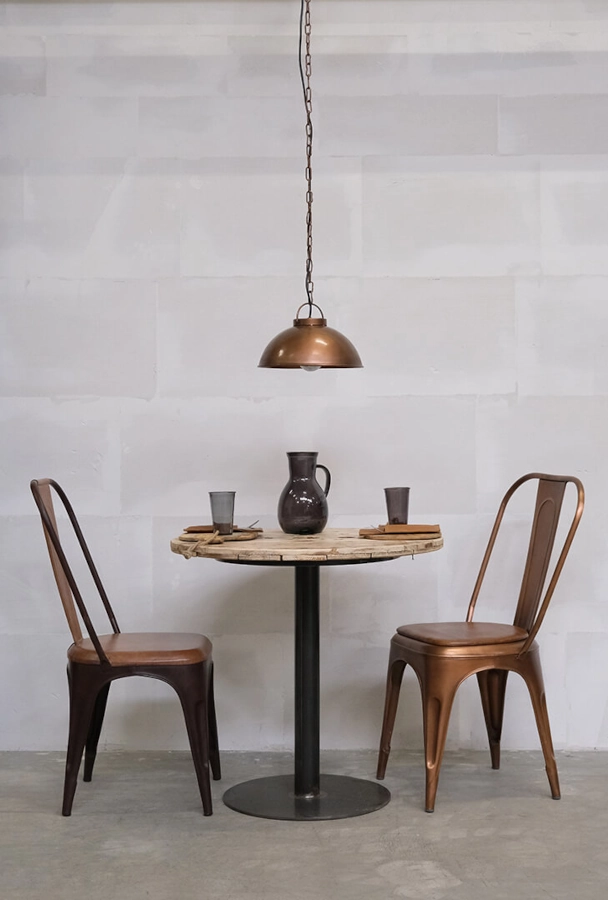 Bordsskiva av kabeltrumma 80 diameter cm från Trademark Living ihop med bordsstativ i en miljö.