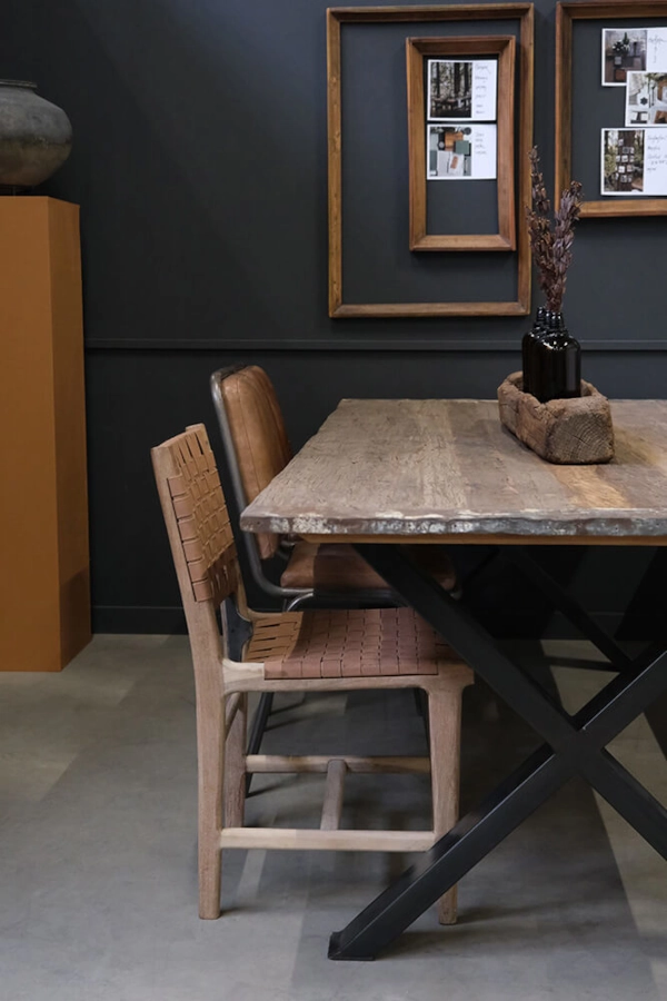 Brooklyn stol med klädd sits och rygg från Trademark Living i en miljö.