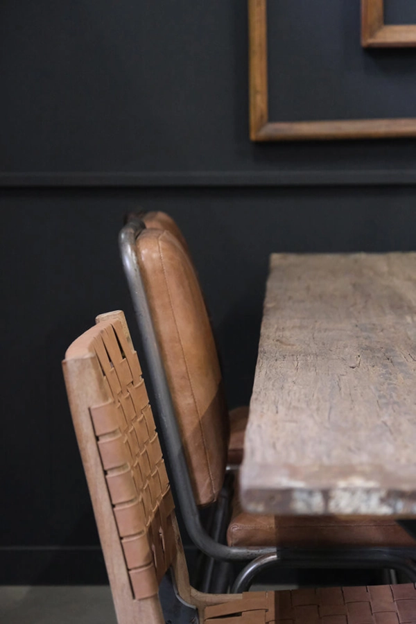 Brooklyn stol med klädd sits och rygg från Trademark Living i en miljö.