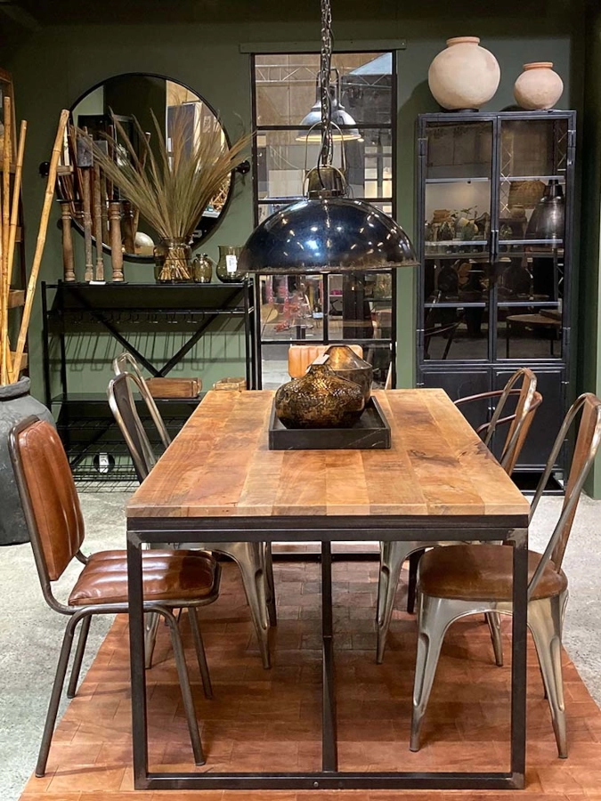 Brooklyn stol med klädd sits och rygg från Trademark Living i en miljö.