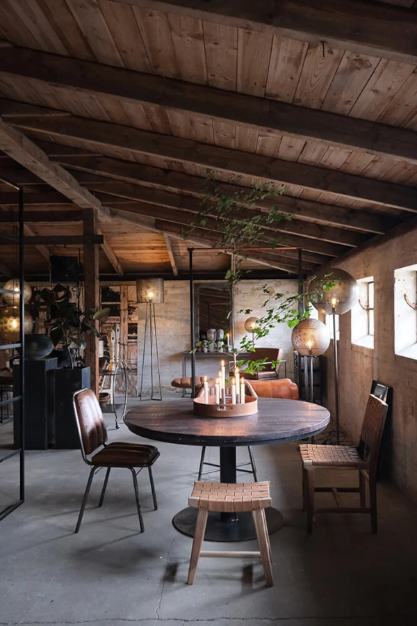 Brooklyn stol med klädd sits och rygg från Trademark Living i en miljö.