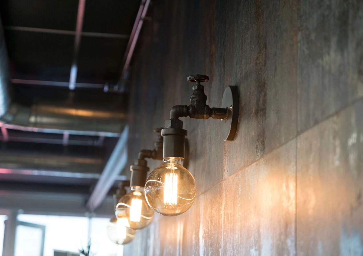 Albani vägglampa Trademark Living, rustik lampa med industristil för väggmontering.