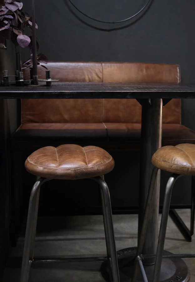 Brooklyn barpallar med rund sits från Trademark Living i en miljö.