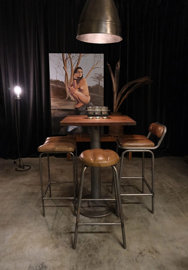 Brooklyn barstolar och barpallar från Trademark Living i en miljö.