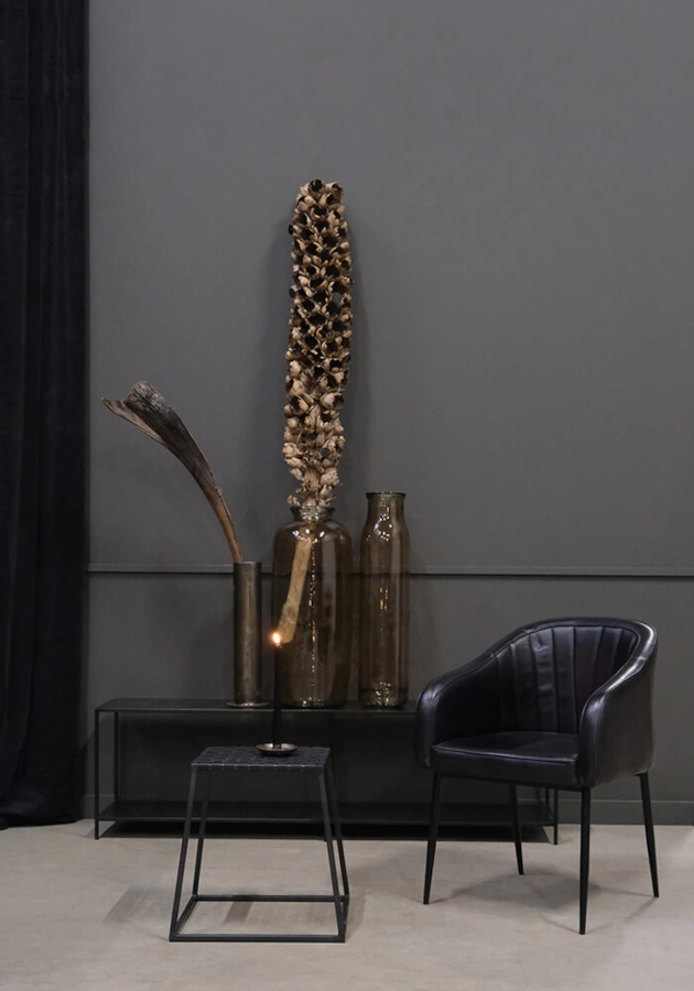 Queens karmstol från Trademark Living i en miljö.