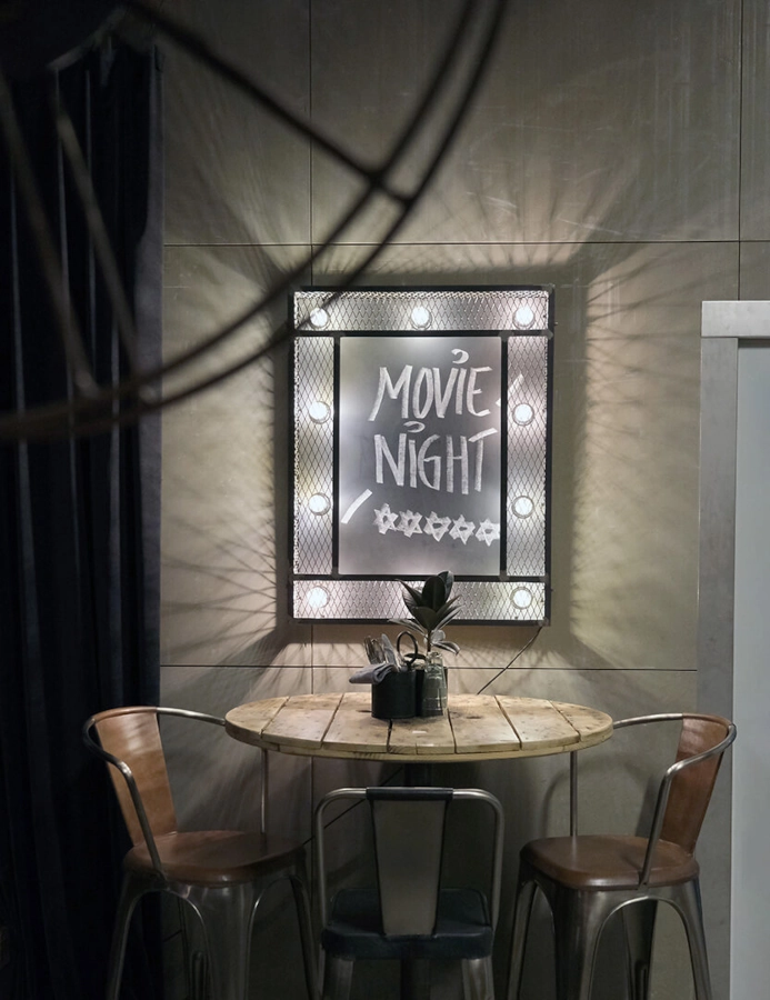 Bordsskiva av kabeltrumma 95 diameter cm från Trademark Living ihop med bordsstativ i en miljö.