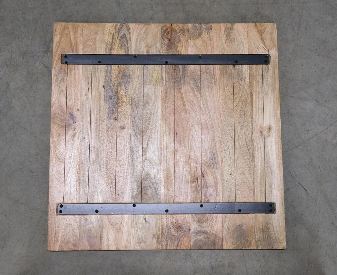 Clint bordsskiva 70x70 cm rustik från Trademark Living och undersidan.