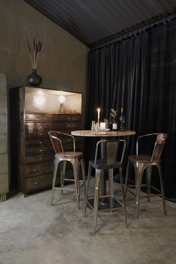 Bordsskiva av kabeltrumma 95 diameter cm från Trademark Living ihop med bordsstativ i en miljö.