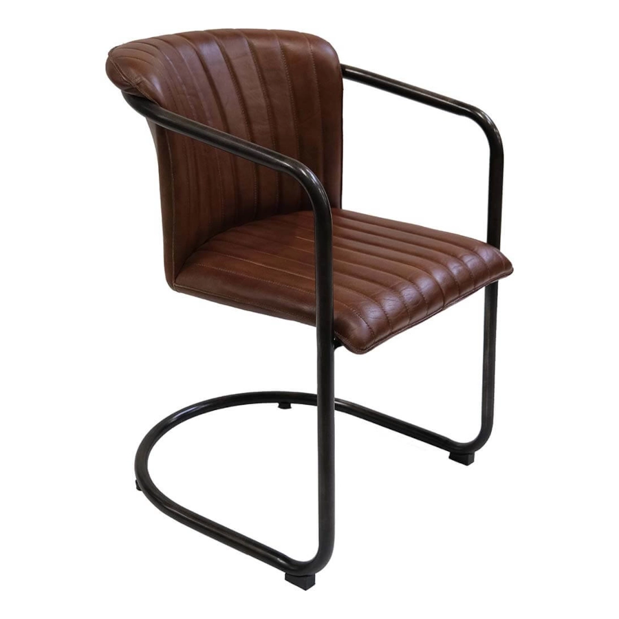 Harlem karmstol med quiltad läder från Trademark Living.