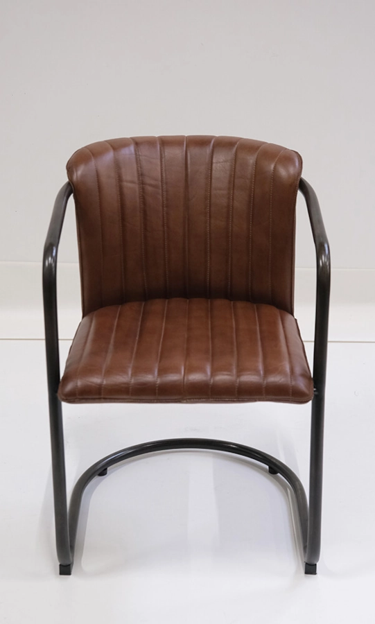 Harlem karmstol med quiltad läder från Trademark Living.