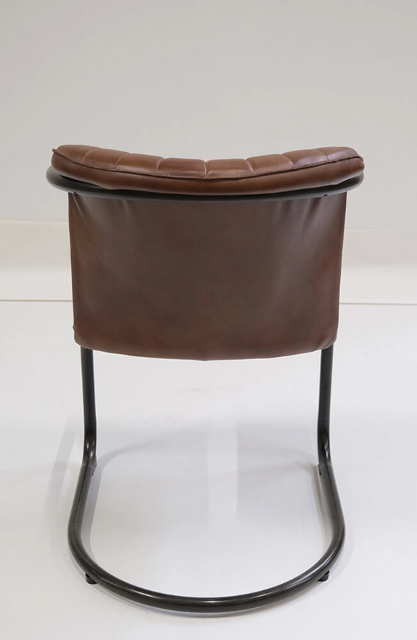 Harlem karmstol med quiltad läder från Trademark Living.