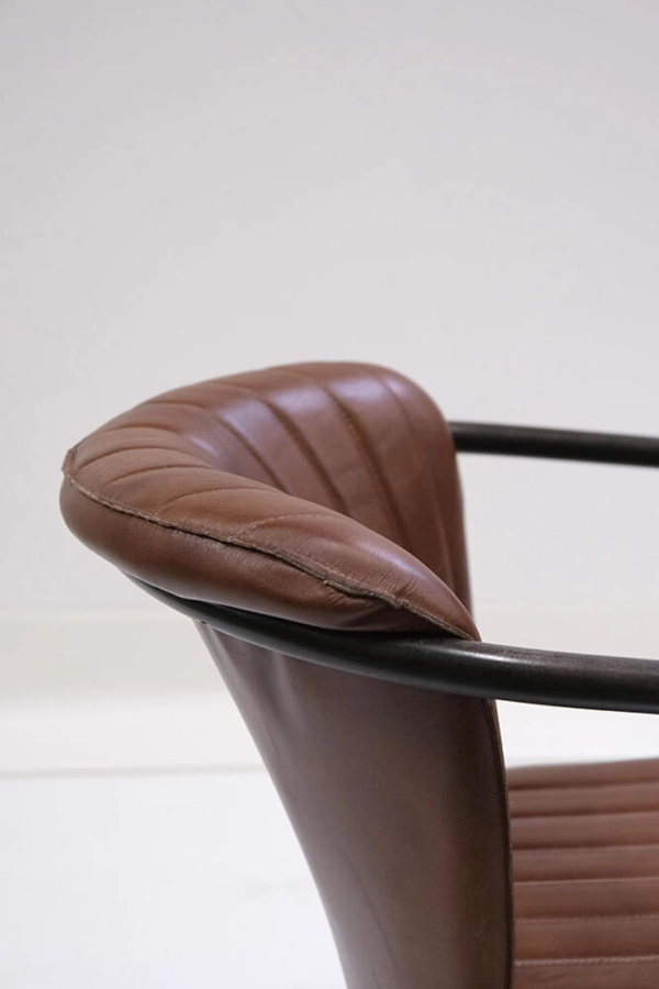 Harlem karmstol med quiltad läder från Trademark Living.