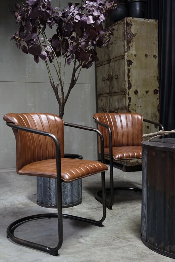 Harlem karmstolar med quiltad läder från Trademark Living i en miljö.